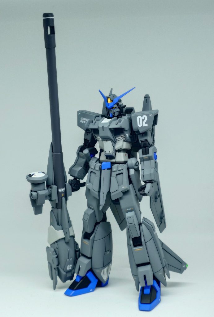 ムラサメ改本体は首の1mm延長と腰部フロントアーマーを設定画に寄せる工作をしています。特徴的なビームスマートガンはシールドを切り欠いたうえでプラパイプで砲身を作成、レドームはジャンクパーツとビルダーズパーツを用いて作成しています。