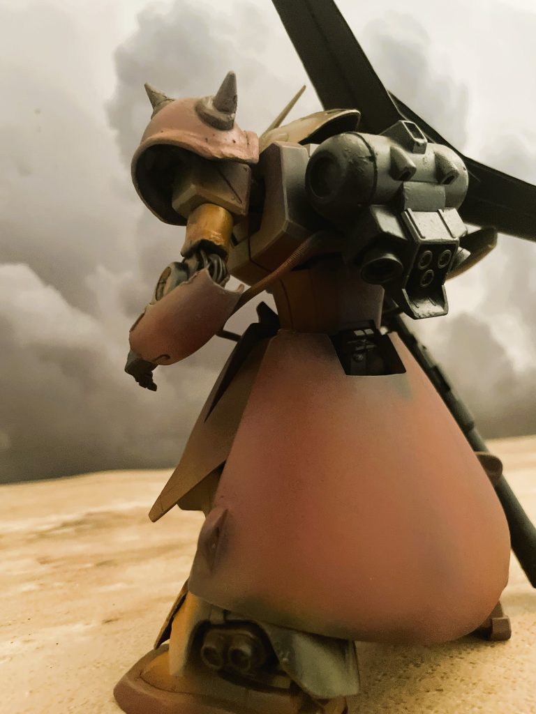 背面です。特徴的なスカートアーマーを再現しました。ツインメリットコーティングは敢えて入れていません。脚部にいれていたコーティングも外しました。上腕と前腕の「つなぎ」に活性ヤニ入りはんだで動力パイプを再現しました。スカートに隠れて見えませんが膝関節にも同様のディテールをいれています。首周りにも同様の処置をしています。