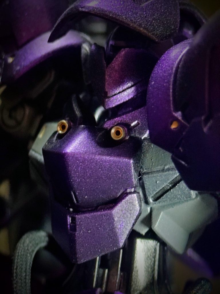 胸部はハインドリーシュトルムでバルカンはICソケット。グラスレーの胸部は折れやすいですね。頭部の兜は切り取って逆さに取り付けてます。
