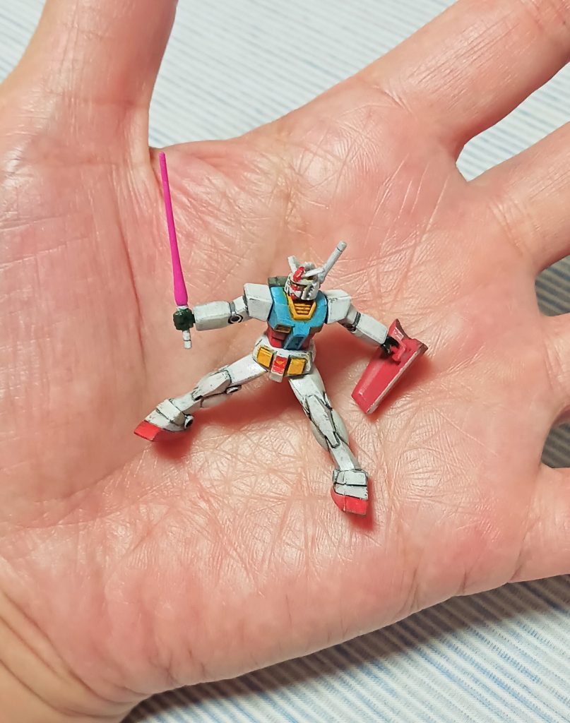 駿●屋のキャラクターグッズコーナーのプラカゴに簡易包装で無造作にほうりこまれていたガンダムとドム。ラッキーでした😆