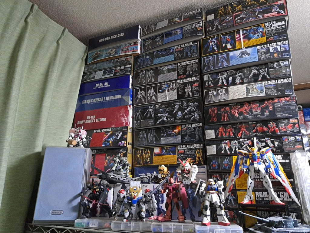 作品名：ガンプラ、いやプラモってのはね<p>買って楽しい、眺めて楽しい、作って楽しい！！最高なものだと思うんですよ なんなら買う前から楽しいまである！ プラモを飾っている後ろに積み立てて、裏に回るとこんな感じになっていて、クローゼットの中も・・・いっぱい((uωu [&hellip;]</p>
