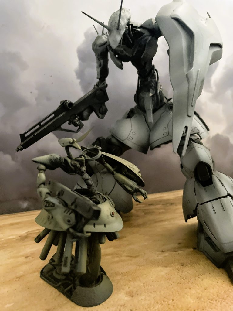 1/220キットとツーショットです。全高は約30cm程度となっています。