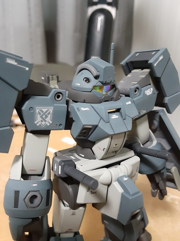 劇中ではあまり派手な活躍はしていない機体ですが、デザインは格好いいと思うんですよね。武器も沢山付いていてお得なキットです。&nbsp;キットの出来はとてもよく、プロポーション変更もほぼ必要なさそうなので、いじったところといえば腰のフロントアーマーを1.2ｍｍ延長したのと各部の肉抜き穴を埋めたのと武器のセンサーをクリア化したくらい。&nbsp;思い付きで腰のラッチにサーベルをマウントしてみたけど、日本刀みたいになったのでお気に入り。設定ではデミトレーナーのサーベルスティックくらいしか使ってないのでもったいない！腕のマウントラッチ左右の長方形スリットと股間のダクトは塗装ではなく、ウェーブのつや消し黒フィニッシュ。ムラやはみ出しもなく均一な黒面が得られるのでオススメ。