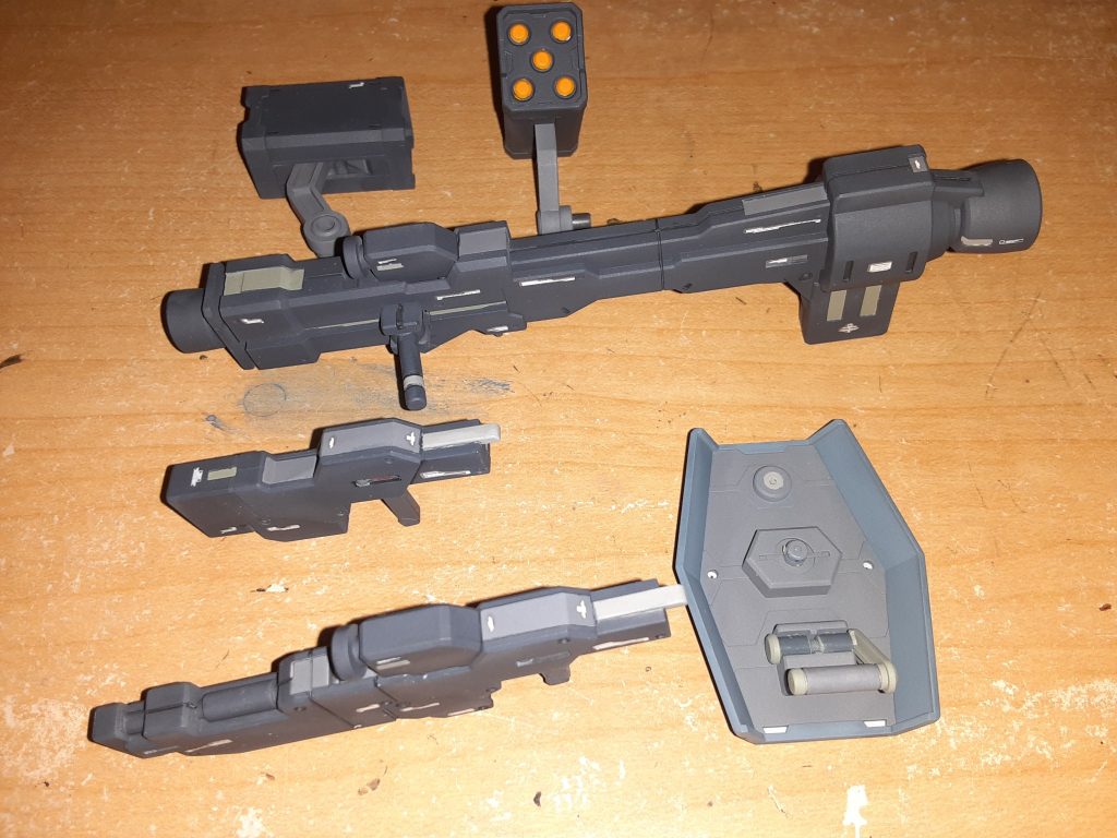 武器の塗り分け。&nbsp;ミサイルの弾頭は本来白ですが、カラーリングのアクセントになるかと思い、オレンジに変更。本体の青系グレーとは補色になります。