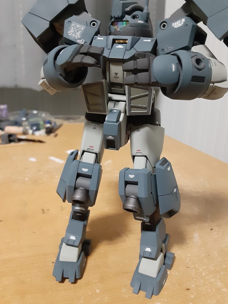 嫌な顔されながらアーマー裏を見せてもらいたい（笑）裏面をポリパテで埋めた後、トラス状に切り抜いた0.3ｍｍプラ板でフタ。