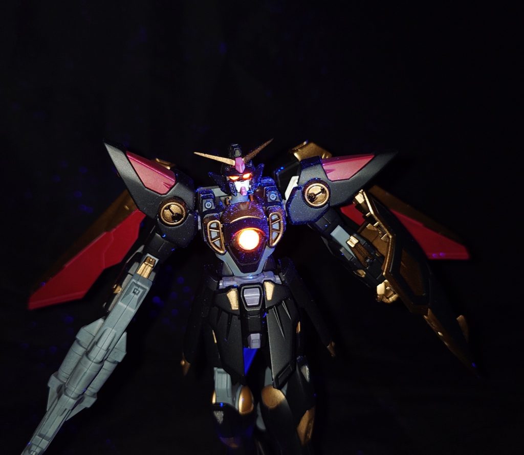 一応、カメラアイと胴体の赤色はブラックライトで発光します。
