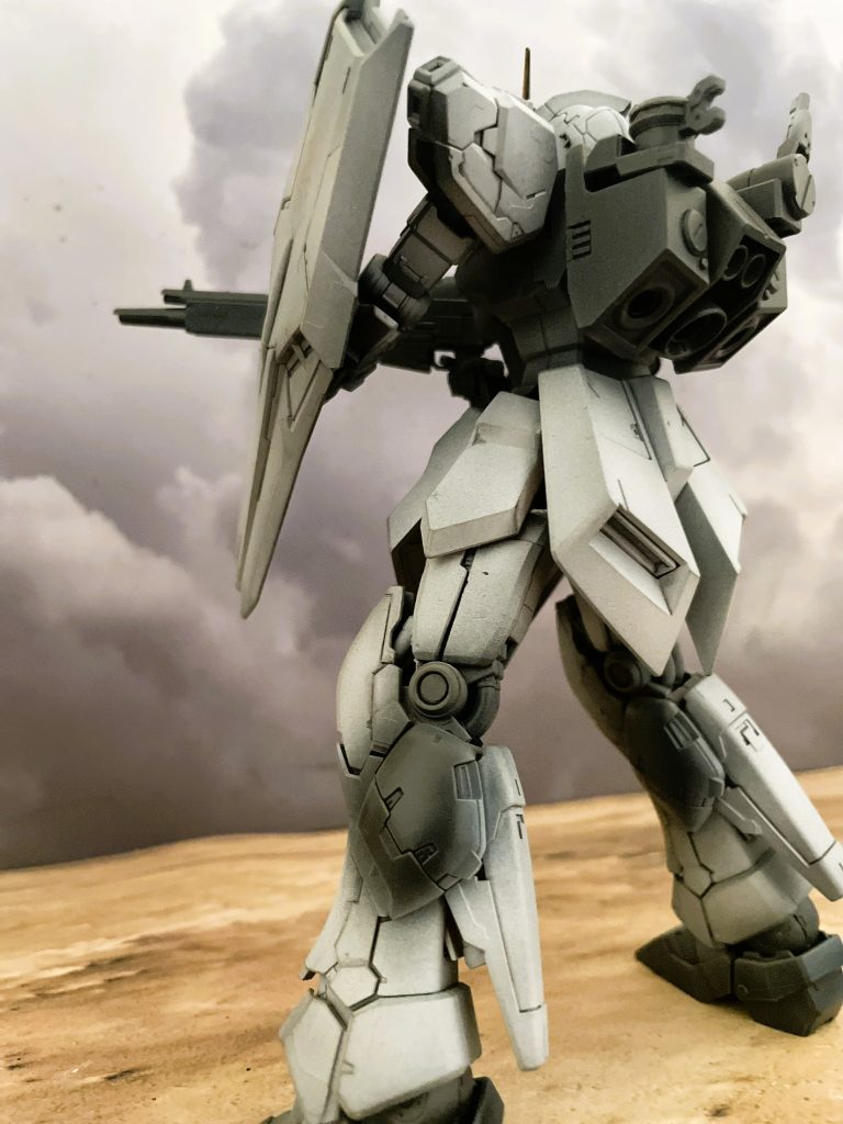 背面となります。HGのボディは後部腰アーマーが一体成型となっているため、MGの腰部アーマーを移植する際には切り離しが必要になります。腰のサイドアーマーはHGの前掛けです。