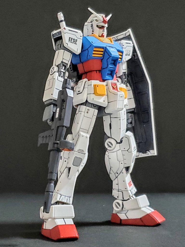 今回は『原点回帰』のテーマのもと、私のガンダム好きの根っこにある２体のMSのうちの１つ、アムロ・レイのガンダム２号機を30周年バージョンのキットで制作しました～👊✨HGシリーズとして様々なバージョンで発売されているガンダム。その中でもRGにも劣らないモールドたっぷりのこのキット。なのでヘタな改修は行わず、モールドを活かした仕上げとしました😊🎶100回投稿記念なので、凄い手間をかけたガンプラなどを期待されていた方もいらっしゃったかと思いますが…このような簡単なガンプラ作品で申し訳ありません🙇💦