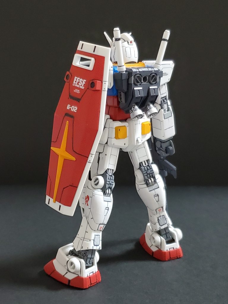 こちらが back shot となります🎵いつも通りの筆塗装🖌️✨トリコロールカラー部分と関節部分は全塗装🎵白いボディ部分を少しだけ塗装しています🤭今回のカラーレシピイ～🟥🟦🟨🟥……クレオス327レッドFS11136🟦……クレオス34スカイブルー(90%)、65インディブルー(10%)🟨……クレオス58黄橙色オレンジイエロー⬛……クレオス362オーシャングレー(関節部)🔲……クレオス15MSファントムグレー(ランドセル、ビームライフル)⬜……クレオス308グレーFS36375