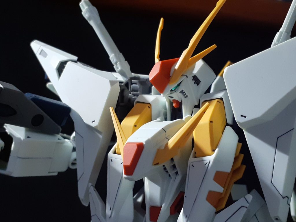 偽装マスクも作ってはいますがトップコートしたら頭分解するのがきつくなったのでガンダムフェイス固定です