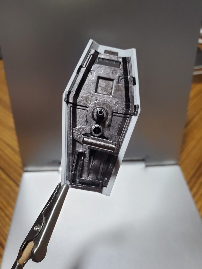 シールドの裏にもガンメタを。盾って固いんだぞ！！と言わんばかりの強調ですねw
