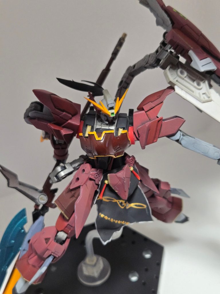 武装は　長槍と背中からアームで連結したドラゴンシールドは巨大なハサミ状にもなりホールド又は切り裂くことも可能。