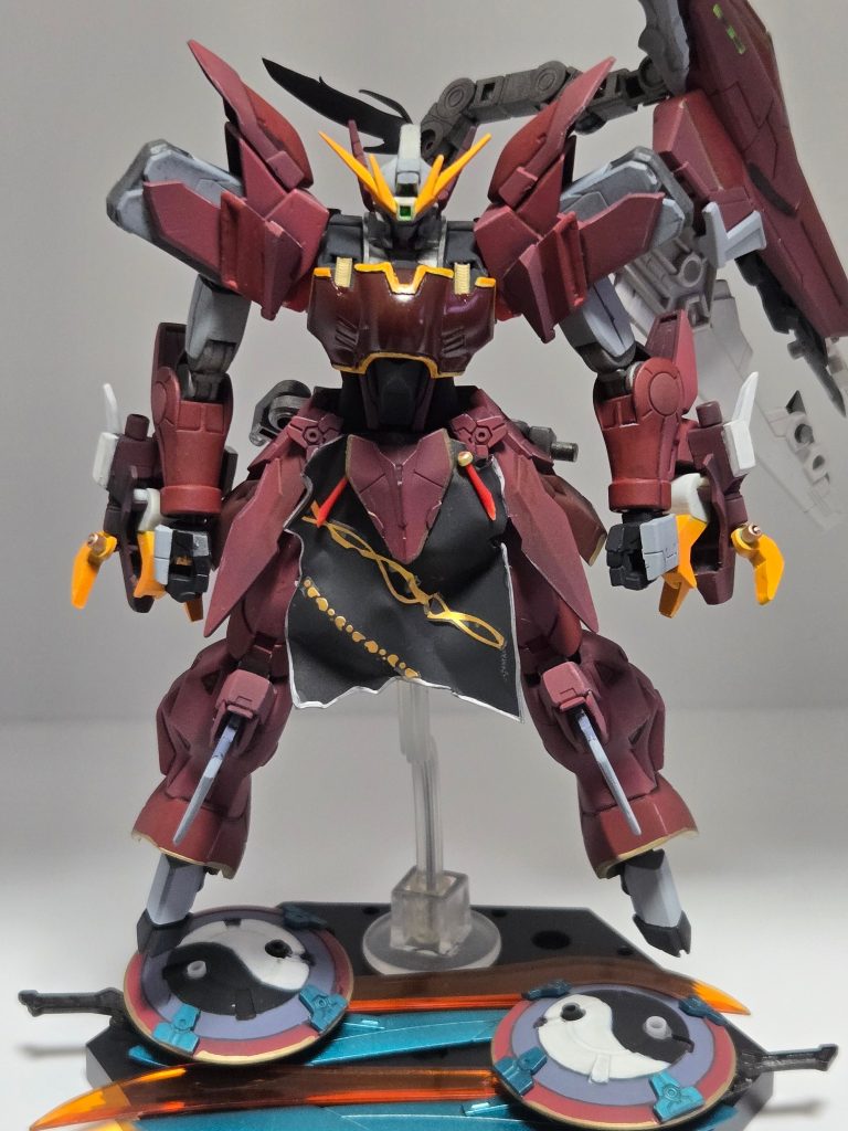 朱色のカンフー着のイメージがありましたので朱をメインカラーに。前掛け的なものを付けた武術家を模したスタイルにしました