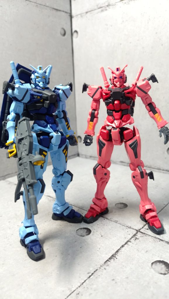 自分の素組みと。印象がガラッと変わって1号機2号機みたいで超かっこいい。