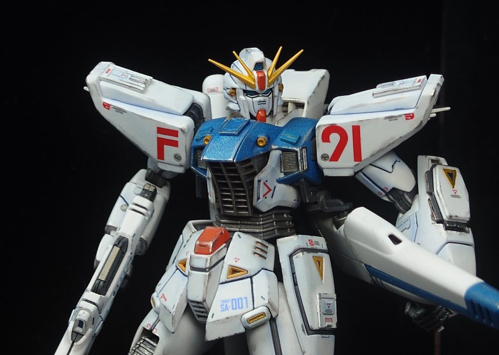 エッジ部分はガンメタをベースに、銀色を載せています。グレーパーツも無塗装ですが、シルバー系の粉をまぶして金属光沢を出しています。