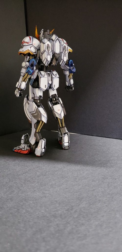 ガンダムフレームに装甲を被せていく構造で、初期のRGのような作り方に似ていました。マッキーでのエッジ線入れの際、装甲パーツごとに外せて作業出来るのは楽でしたがフレームの方がデザインが複雑でペン入れが地獄でした。😂