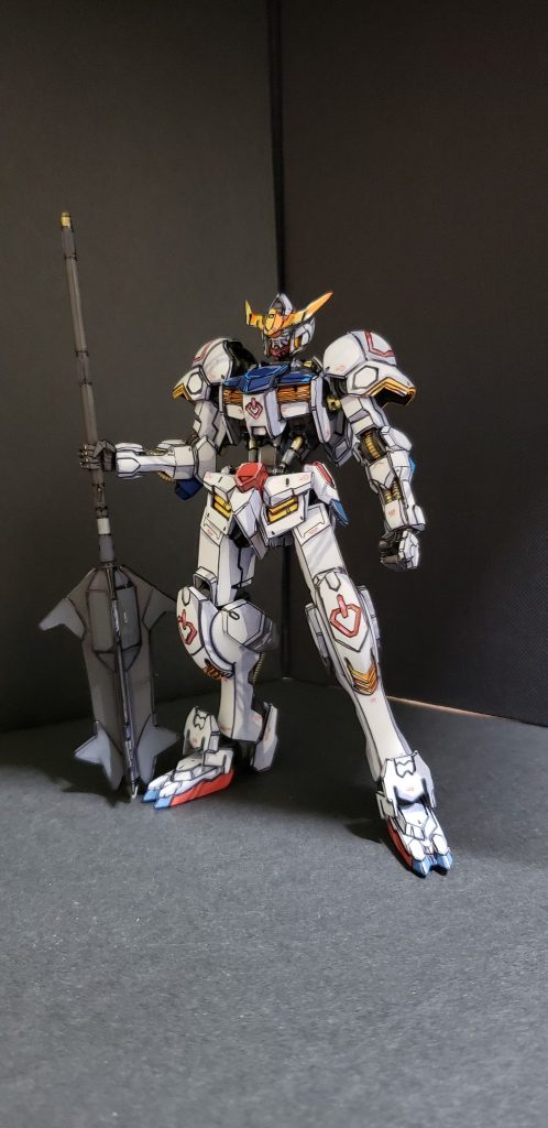 いつもは宇宙世紀の機体をメインに作っていますがアナザー機体に挑戦しました。Gガンダムシリーズ以来のアナザーシリーズですが複雑なデザインで線が多くて手間取りました。