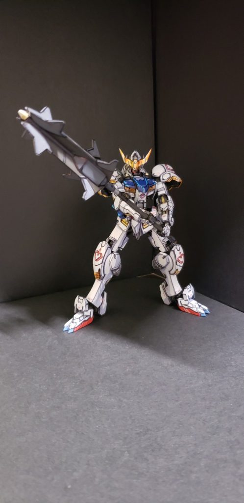 しかもRGと違い装甲を被せた後もかなりの部分にガンダムフレームが露出しているのでエッジ線を繋げるのが大変でした。装甲裏面も見える場所が多いので手抜きしにくいデザインでした。。(zaku-kao4)