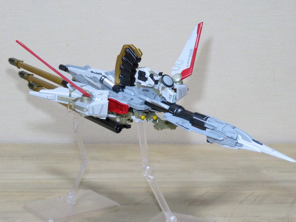 今回、ゼウスシルエットを製作するにあたり、メインは筆塗りで、一部スプレーを使用して全塗装しました。なお、ゼウスシルエットが大きすぎて普段使用している撮影ブースに入らないため、今回はリビングのテーブルの上で撮影しております。使用した塗料：ライトグレー：明灰白色 三菱系 日本海軍機色（スプレー）濃いグレー：ファントムグレー赤：サザビーレッド黄：RLM04イエロー ドイツ空軍機識別マークホワイト：MSホワイト黒：GXメタルブラック本体ゴールド：シャンパンゴールド（タミヤカラースプレー）砲身ゴールド：ゴールドシルバー：ガンダムマーカー　シャインシルバー