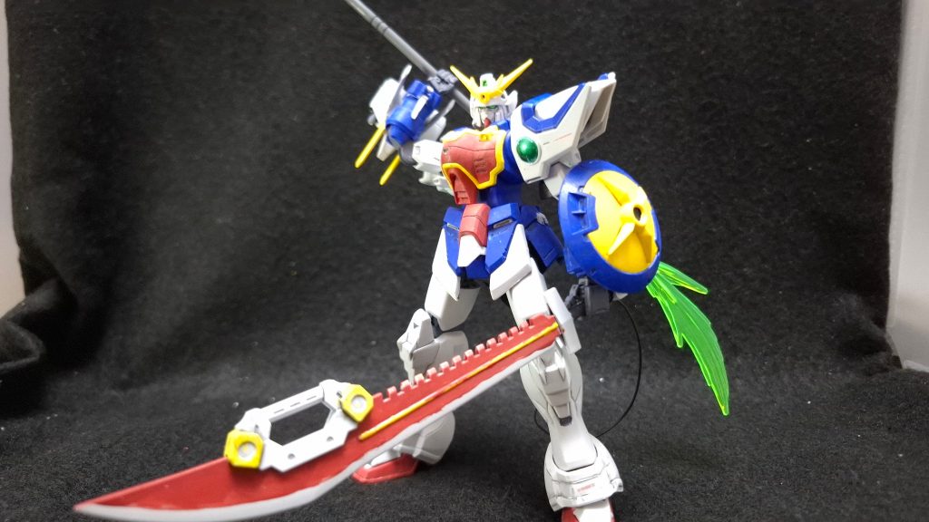 『新機動戦記ガンダムW』で張五飛が駆るナタクことシェンロンガンダム。前作Gガンダムの人気機体だったドラゴンガンダムの意匠を受け継ぎつつも全く違う個性が際立つ機体です。20年以上の時を経てHG化されたこの機体に、システムウェポンキット004の大型ヒート剣を組み合わせました。