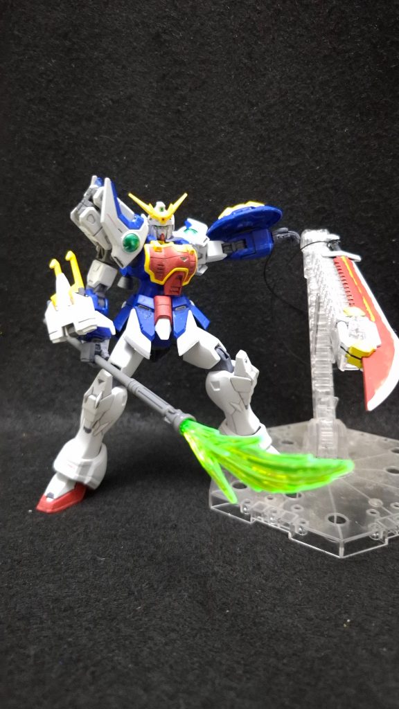 グフなどジオン系機体に装備させるのがセオリーの大型ヒート剣ですが、見ていて頭をよぎったのが「これシェンロンガンダムに合うのでは？」ということ。EW版の追加装備であるタウヤー（獠牙）に見立て、それっぽく塗装してみました。結わえただけですがリード線も付けてそれっぽくしてあります。