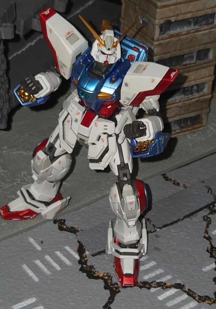ノーマルモード。赤部分はガンダムマーカーロイヤルメタレッド。青部分はメタブルー。アンテナやバルカンなどの黄色部分はメタリックオレンジにしています。なお、白と金色部分は成型色です。