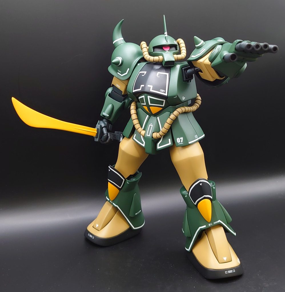 指を伸ばしてフィンガーバルカンを構える事もできます。