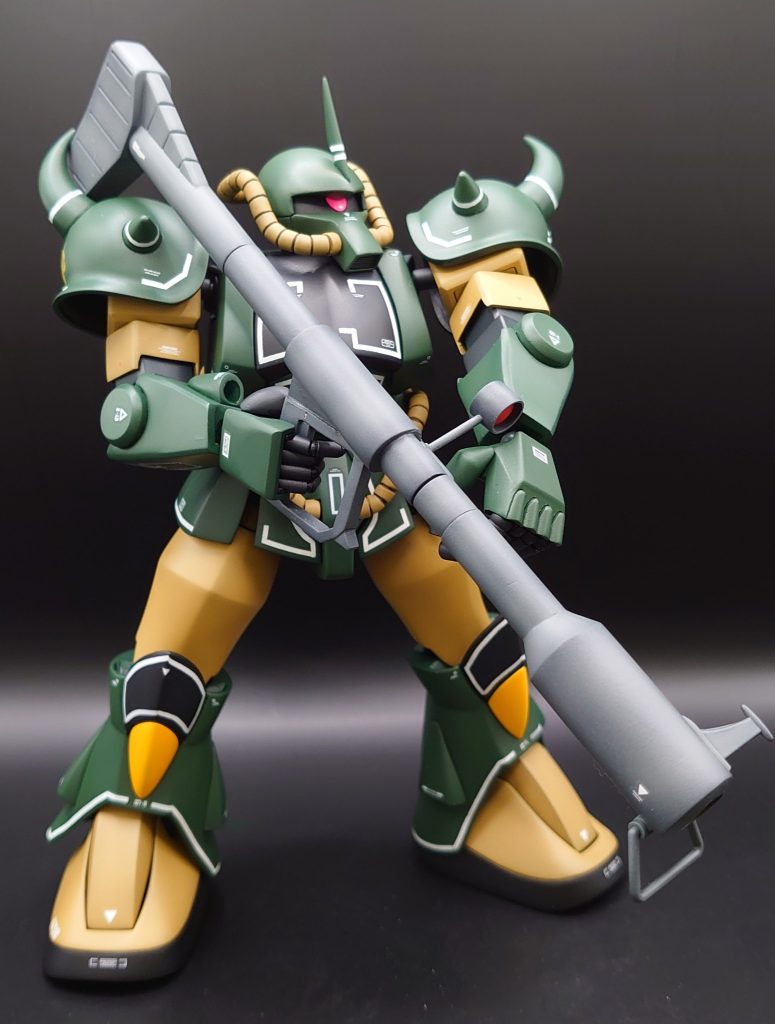 余っていたドムのジャイアントバズーカを持たせてみました。グフなら十分にジャイアントですね。今回も掌に磁石を入れているのでしっかり保持できます。