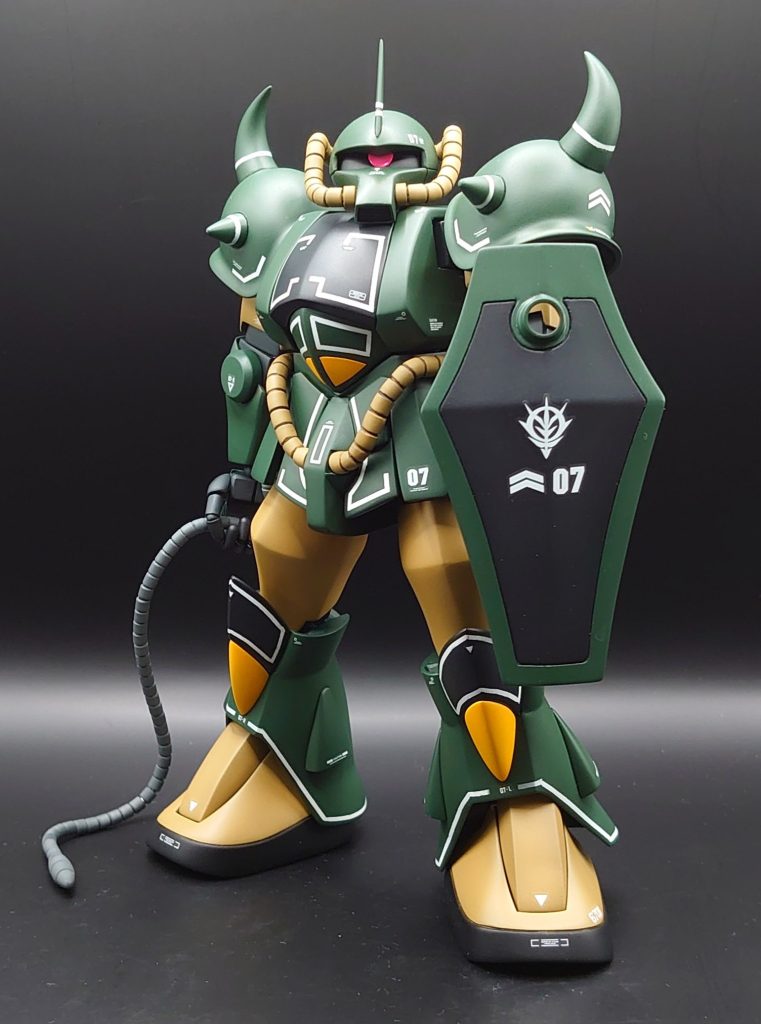 ヒートロッドはアルミ線に市販のパイプパーツを通して先端だけキットの物を着けてます。頭と腰の動力パイプもほぼ同じ作り方です。シールドの取り付けは磁石を使っています。