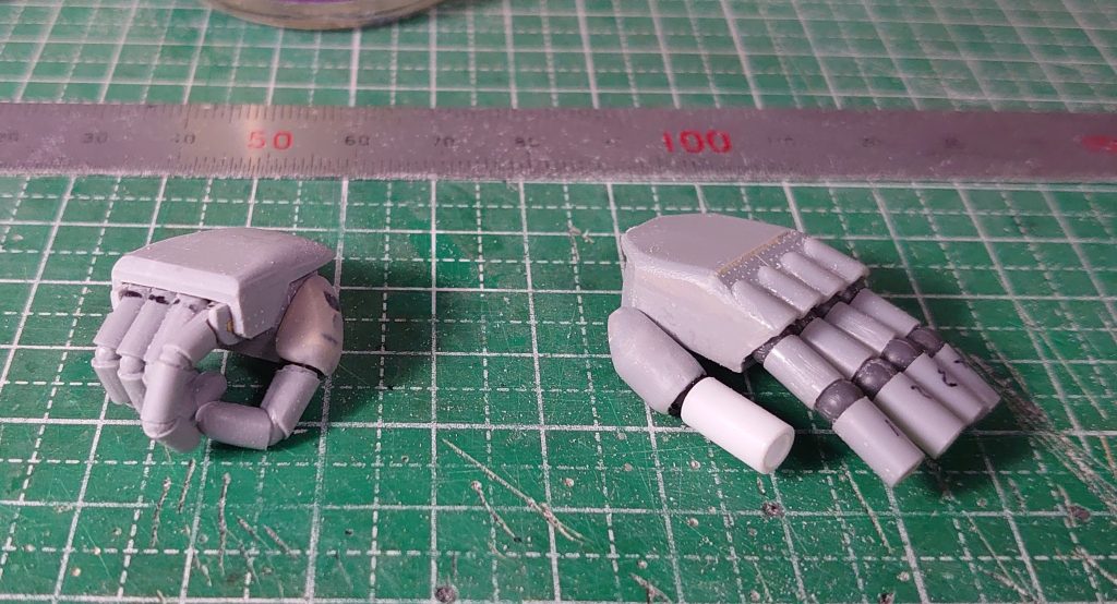制作工程今回も手首パーツから作りました。左手の指は市販の球体ジョイントを仕込んで可動式にしました。右手はいつもの通りプラ板を合わせて作ってます。
