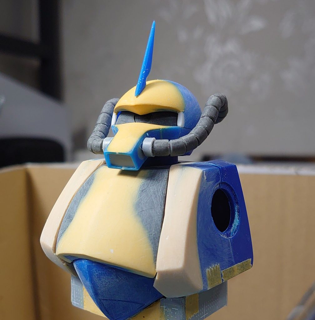 更に頭部は額と鼻にパテを盛って人相を悪くしました。胸部はキットのままでは大き過ぎるイメージが有ったので、黒い胸板の左右をカットして隙間にパテを盛って視覚的に小さく見せています。