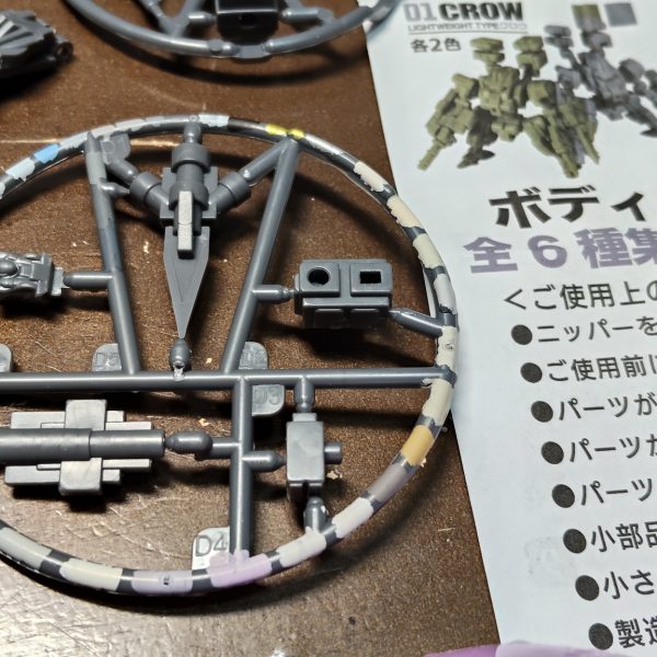 妻のお買い物のお手伝いの御駄賃に、400円もらってガチャポン!先日とは別のモールにあったカプセルトイコーナーでも、あのメカアーツのカプセルディスペンサーが一つだけあり、中を覗くと残り一個!ガチャってしまいました。3種あるうちの前回とは違うものだったのでラッキーです。01番Crowという子らしい。それを今回のプライムデーで入手したアクリルマーカーセットだけで塗ってみようというお遊びです。おしゃれな模型サイトnipperさんで何回か取り上げられていたarrtxというものすごいカラーラインナップのあるアクリルマーカーが安く手に入ったので。「見せてもらおう、新しいアクリルマーカーの実力とやらを」なんて独り言が、やっぱり出ちゃうんですよね…(2枚目)