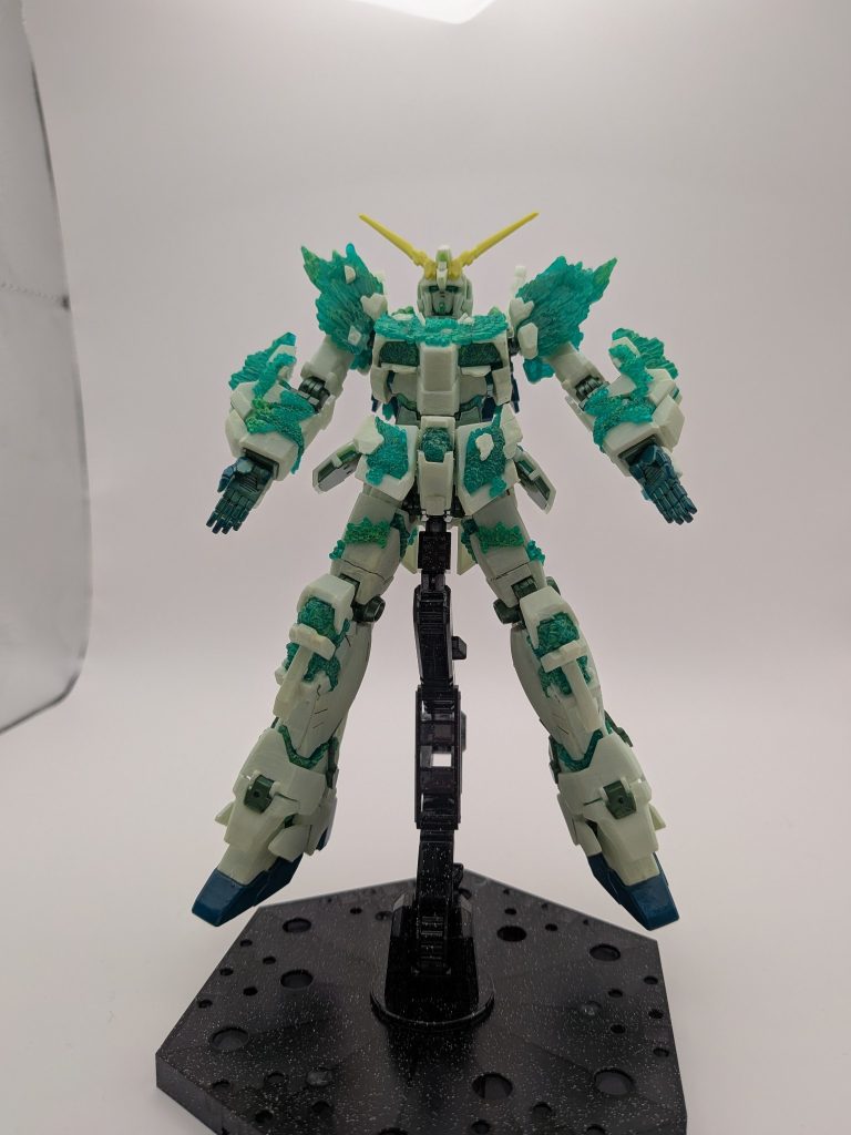 蓄光塗装部は白い装甲部、結晶体、角蛍光塗装部は手足、フレーム、バックパックです。