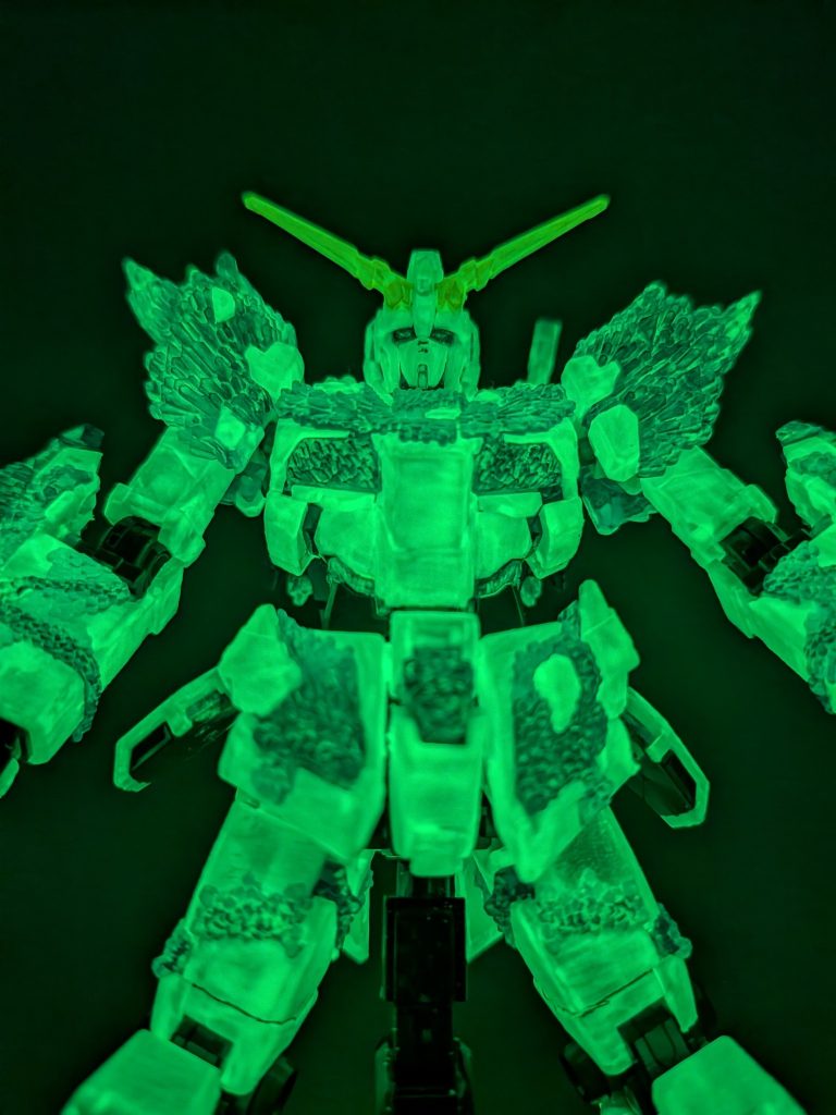 ユニコーンガンダム光の結晶体　蓄光塗装