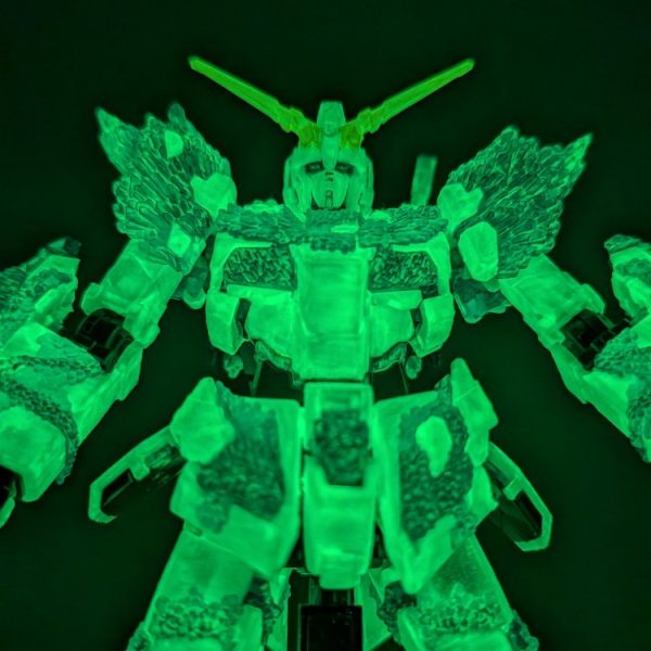 ユニコーンガンダム光の結晶体　蓄光塗装