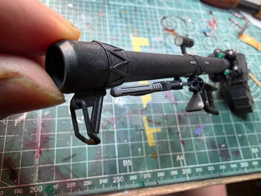 ジャイアントバズがキットのままだと両手持ちがかなり窮屈な感じだったのでジャンクパーツを使って持ち手を追加で作りました。