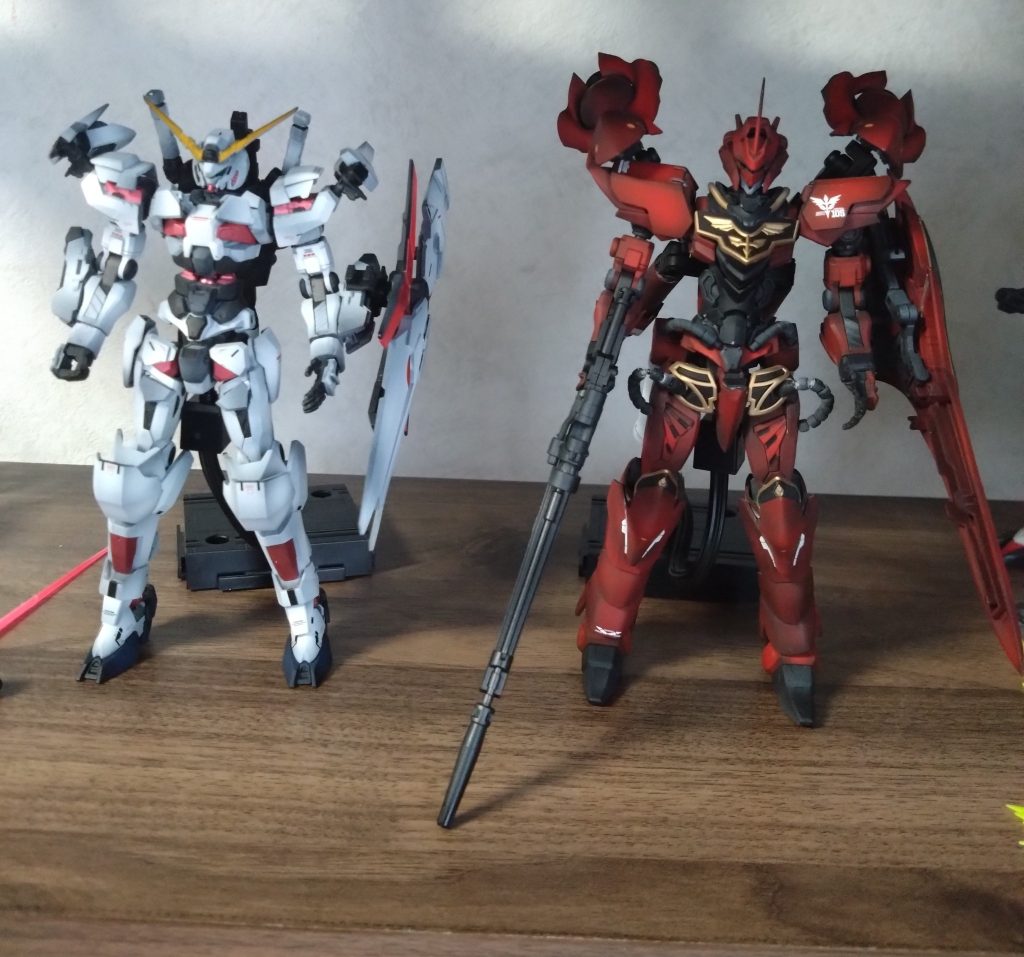 比較です。シナンジュの方がだいぶデカいです。