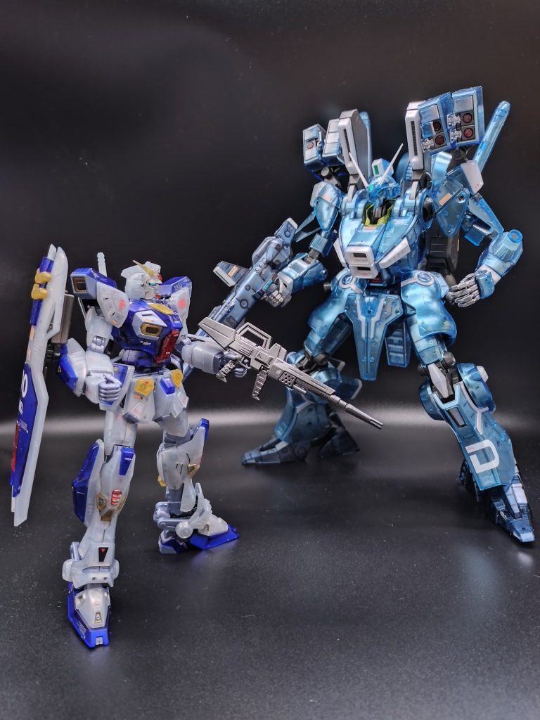 ガンダムF90との対比。大人と子供ですね。