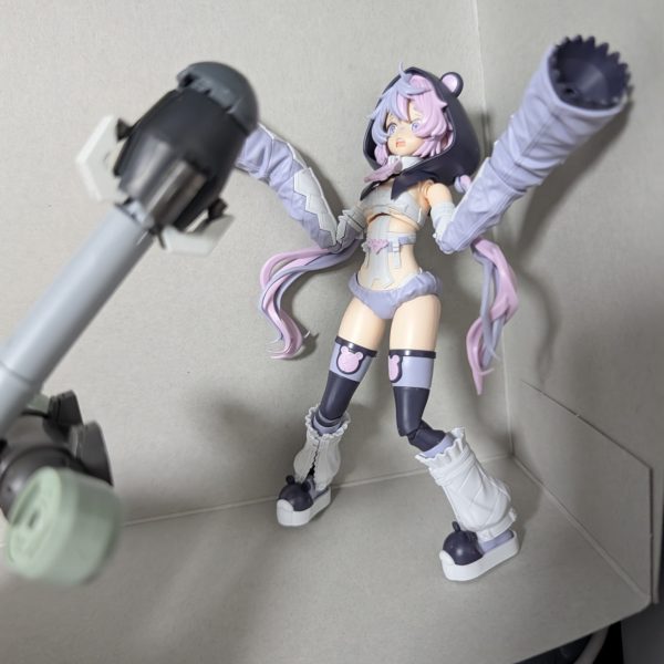ミキシングコン用にデミトレーナー⋯というかデミギャルソンベースで初心に勃ち返りサン◯イズロボ風に出来ればと思い作成中。本体のほうが一応形になってきたのでちょっと追加武装的なのも作ってみました、МSサイズのカイラスギリーみたいなイメージで作った粒子砲的な存在であり他意はないのであしからず⋯キン⋯両サイドの円形のパーツは粒子加速器的な物体です、本来はベギルベウのアンチドートの球体を使おうとしたのですがちょっと手元になかったので代替品でデミの前腕を使ったためなんか元々の想定と違った変な装着方法も出来てしまいました、自⋯Gインパ◯トキャノン的な⋯サイズ的には30MSと比べてこんな感じです、他意は無いよ⋯ホントダヨ⋯（3枚目）