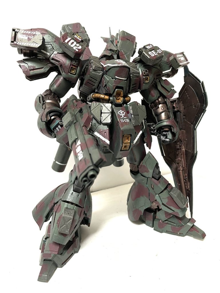 以前投稿したサザビーですフレームアームズの武装を組み込んでいます後はＭＳＧの装甲板を各所に取り付けています