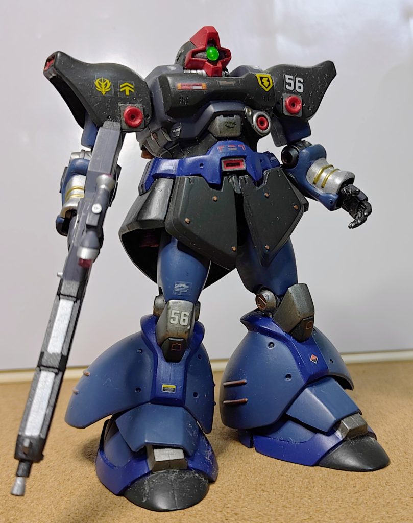 前面スカートは分割し、スプリングを使って可動する様に加工。昔から旧キットのスカート改造は、切離してスプリングをプラ版ではさみ、パテで取り付ける方式。簡単かつスプリングの長さ調整が楽なので、未だに重宝してます。
