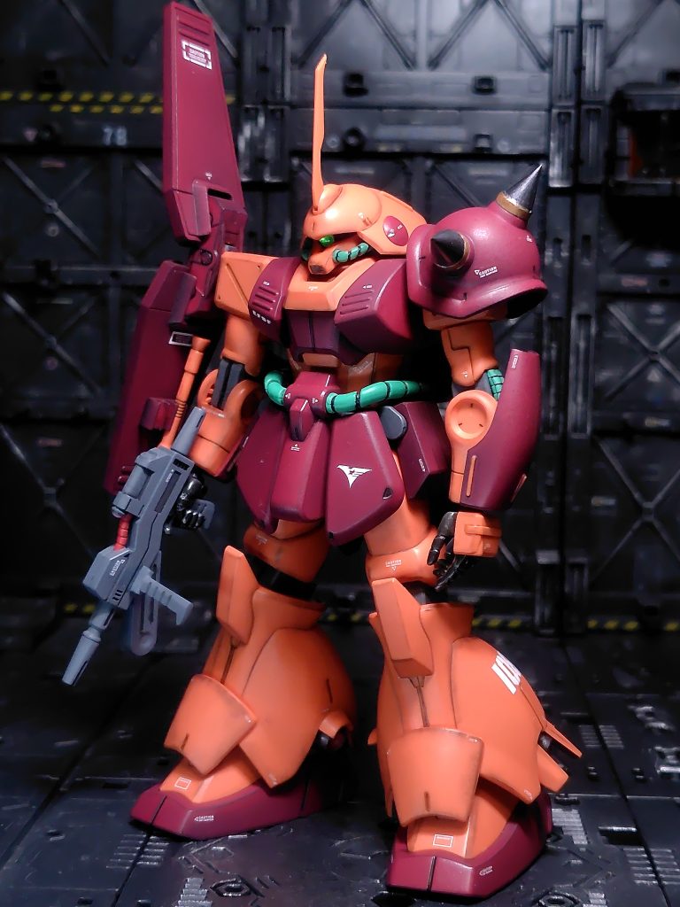 古めのHGですがプロポーションは素晴らしいですね。レッド部分はシャアレッドでスプレー塗装。オレンジ部分は成形色のまま。ハンドパーツはガンメタル。ライフルはファントムグレーです。スパイクはガンメタルとゴールド。