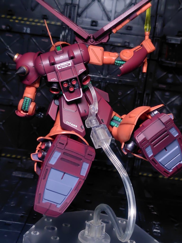 足の裏と装甲裏のメカグレーはマーカー塗装。スラスターはガンメタルとレッド。バックパックのセンサー部はキラキラシールを自作。