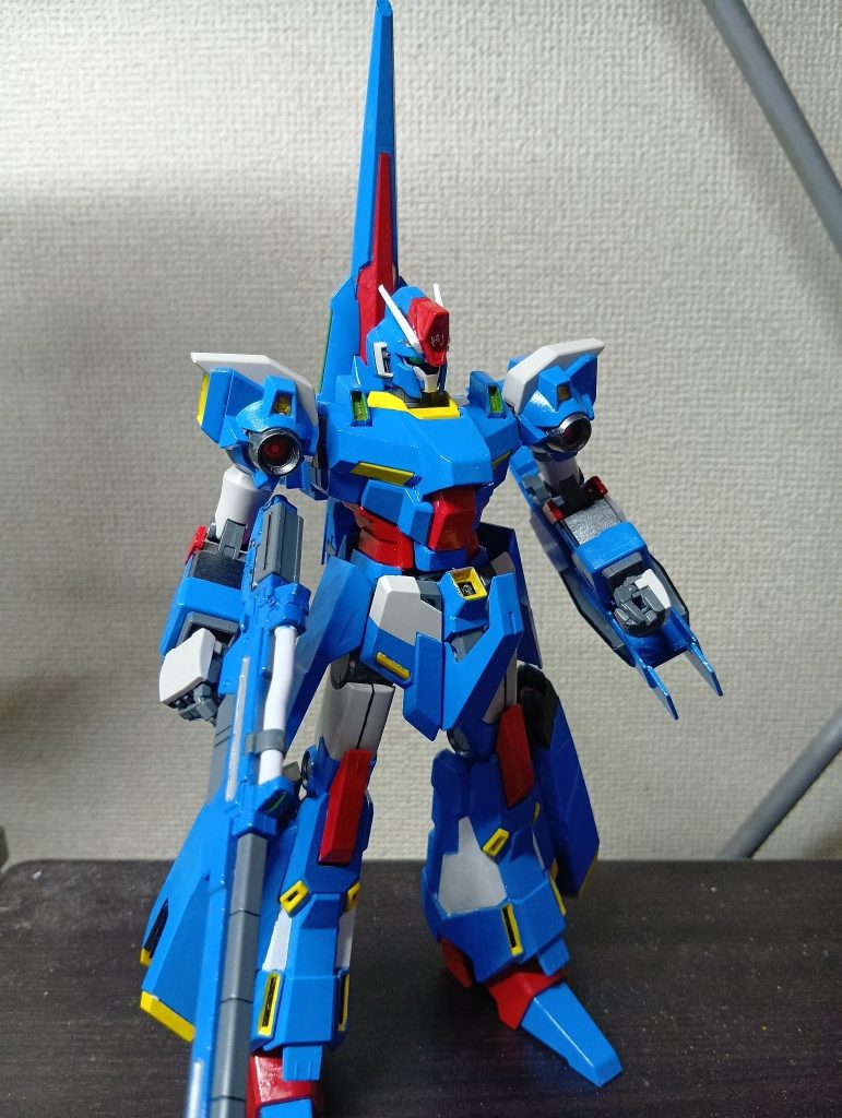 ＭＤのキットの中に一般機の腰アーマー一式が無かったら、このノーマル（軽装）モードは考えなかったと思う。後、腰アーマー先端を少し切って足首の部分のアーマーにするのも。（FAZZ脚部アーマー参照）変形時干渉せんように固定しただけだが。