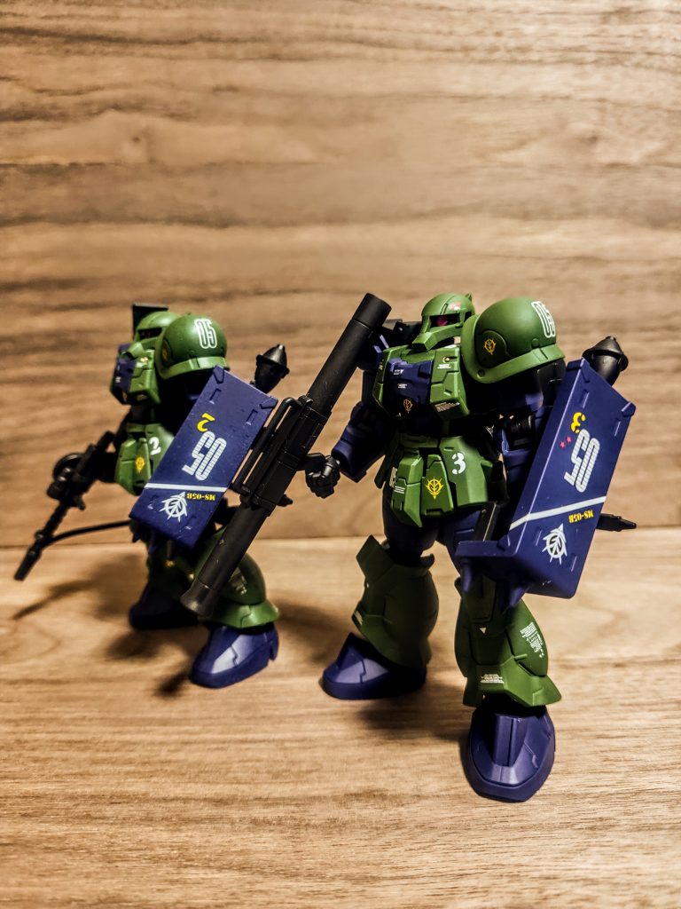というわけで、2号機と。シールドのデカール等、なるだけ寄せているので一体感があって良し（笑）。チラッとここにも赤いスターを2つ。ちょっとだけ個性的に。量産型ゆえのこういった並びには、やっぱり満足度がありますね。Gフレームなんで組立て含めお手軽で、モノさえ買えればこうして増やしていけます。