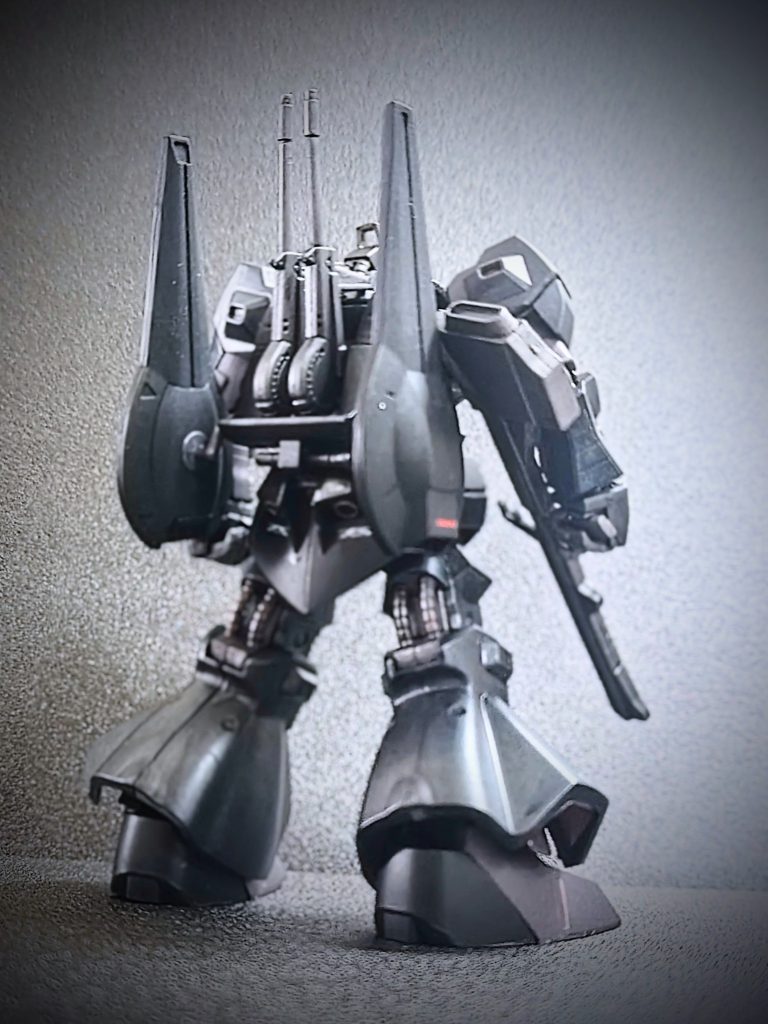 背面カット。背面バインダー横の裏部分にディテールを追加（見えないですけど(zaku-kao4)）していますが、それ以外は素組みです。