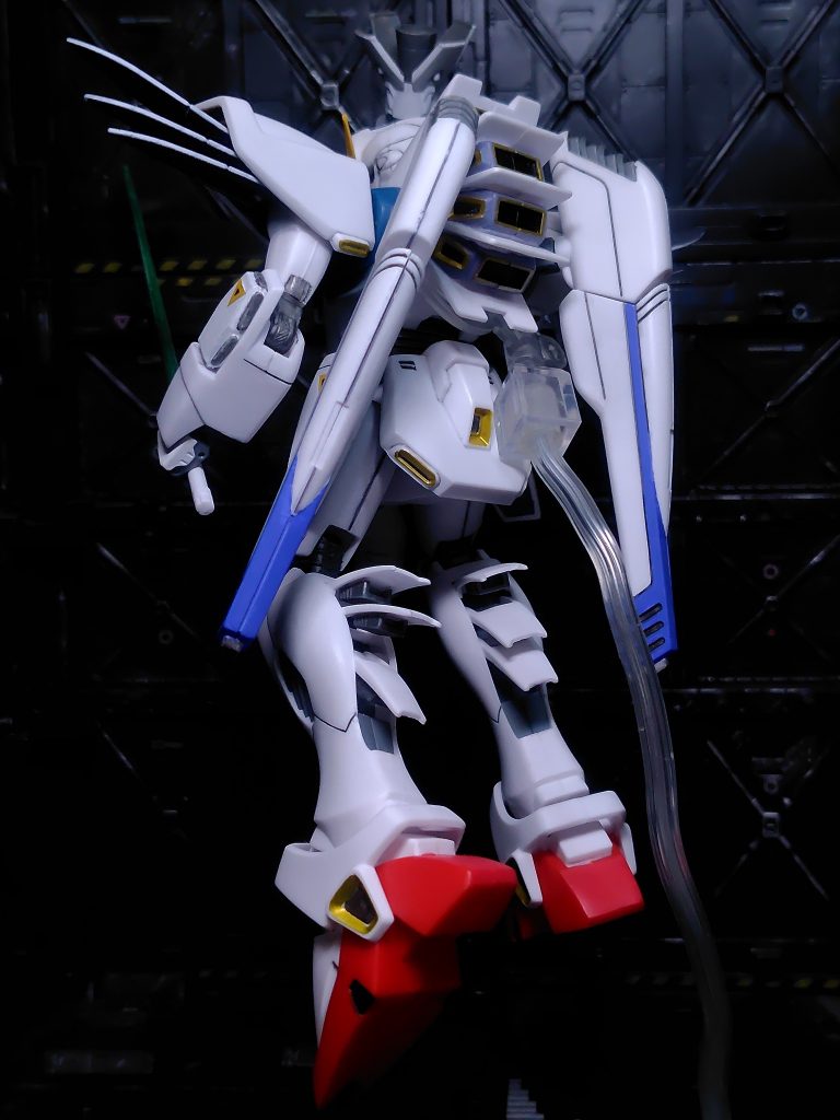 足のフィンも展開できます。スラスターはガンメタリック。