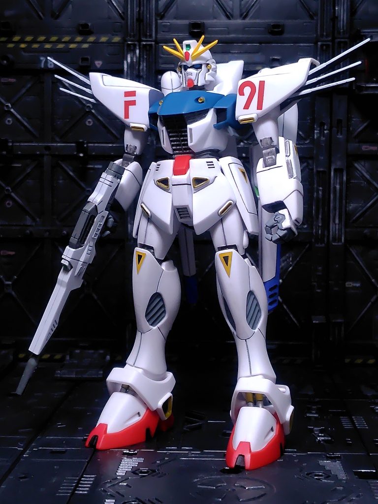 小学生のころは良くBB戦士や元祖SDをパチ組みしていましたが、こういう普通の(？)キットは作るのが難しい「大きい子用のプラモ」という存在だったので敷居が高かったのを覚えています。実際この時代は接着剤もいらないし挟み込みも少ないので全然作りやすいんですけどね。