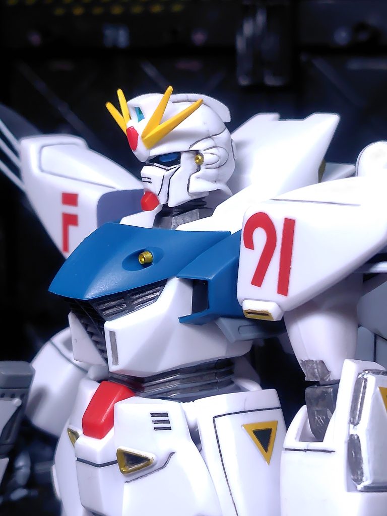 この横顔が素晴らしい。F91の全キットの中でも一番なんじゃないでしょうか？ツインアイはグリーンのクリアパーツなんですが、設定画だと青い目なのでライトブルーでマーカー塗装。頭部前後のセンサー部分はキラキラシールを自作。