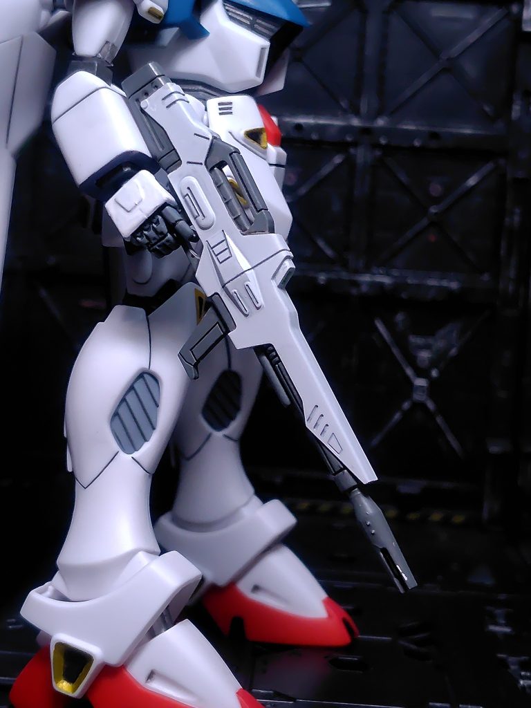 ライフルとビームランチャーはグレー一色のパーツなのでここだけは白サフ→ピュアホワイトでスプレー塗装。グレー部分はマーカー。センサー部は蛍光グリーン。手の甲もグレーなのでこちらはマーカー塗装、シールド基部も同じく。